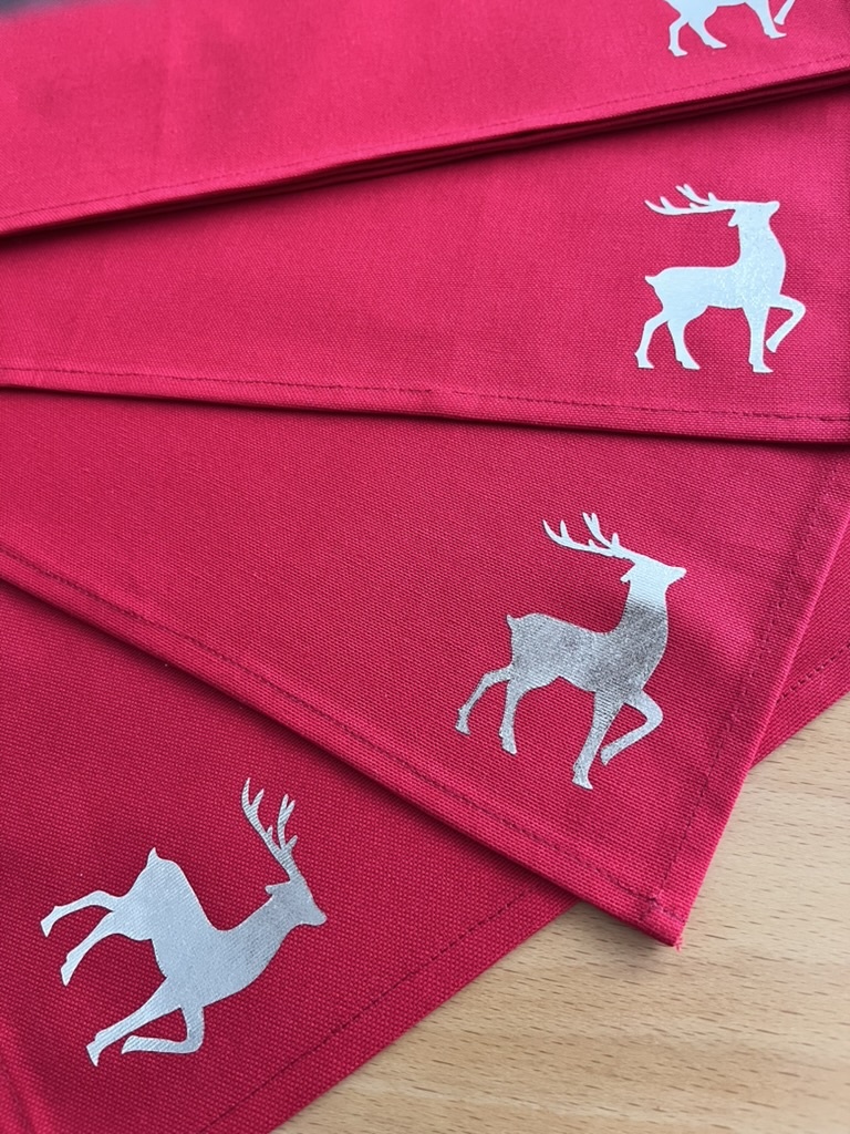 Tischsets Weihnachten, 4er Set Rot Gold Rentier-Stickerei, Abwaschbar 45x35 cm